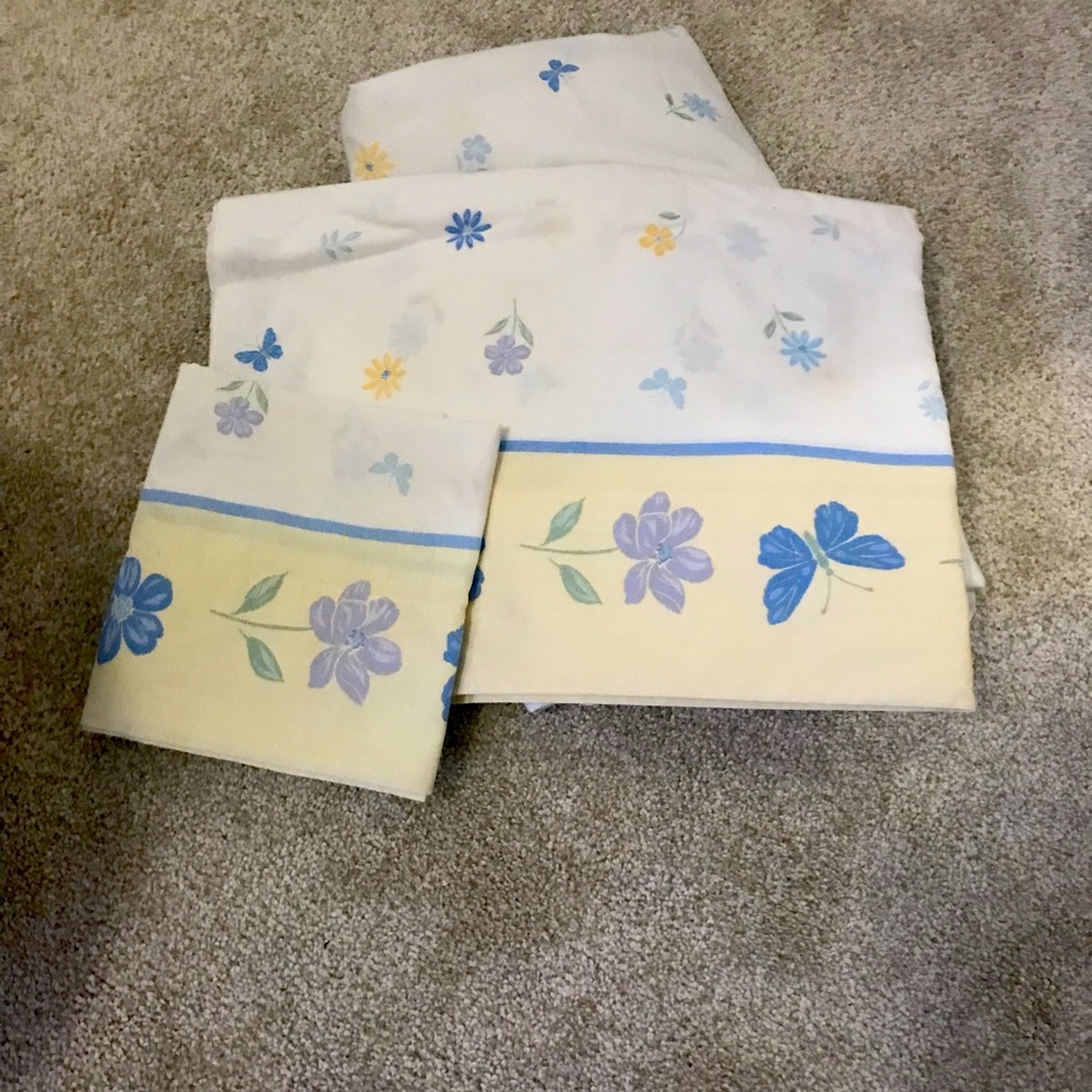 Twin sheets and pillow case